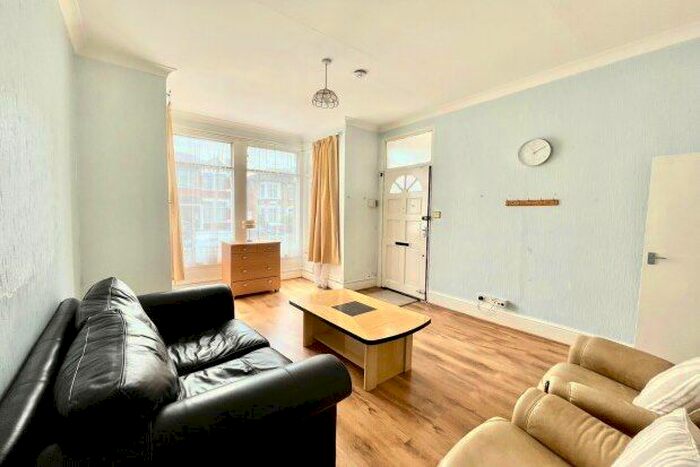 1 Bedroom Flat To Rent In Mayfair Avenue, Ilford, IG1