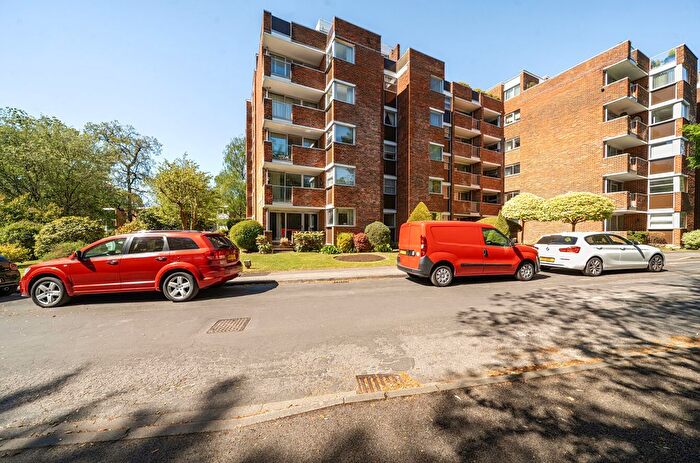 3 Bedroom Flat For Sale In Talbot Close, Bassett, Southampton, Hampshire, SO16