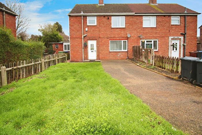 3 Bedroom Semi Detached House For Sale In Caistor Drive, Grimsby, DN33