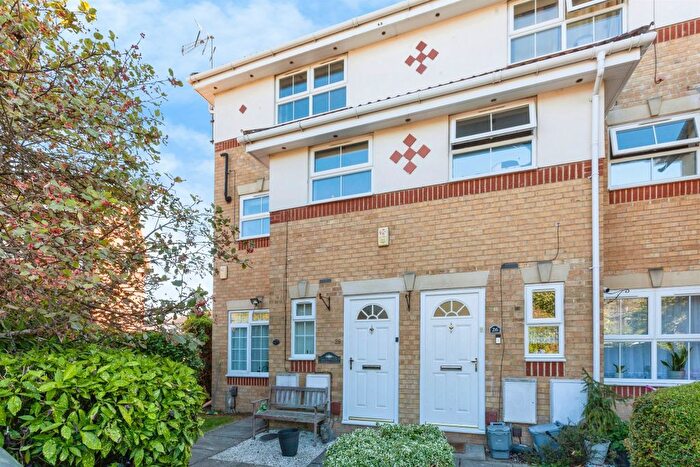 3 Bedroom Flat For Sale In Manor Court, Slough, SL1