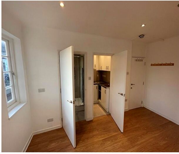 Studio To Rent In The Market Place, London, NW11