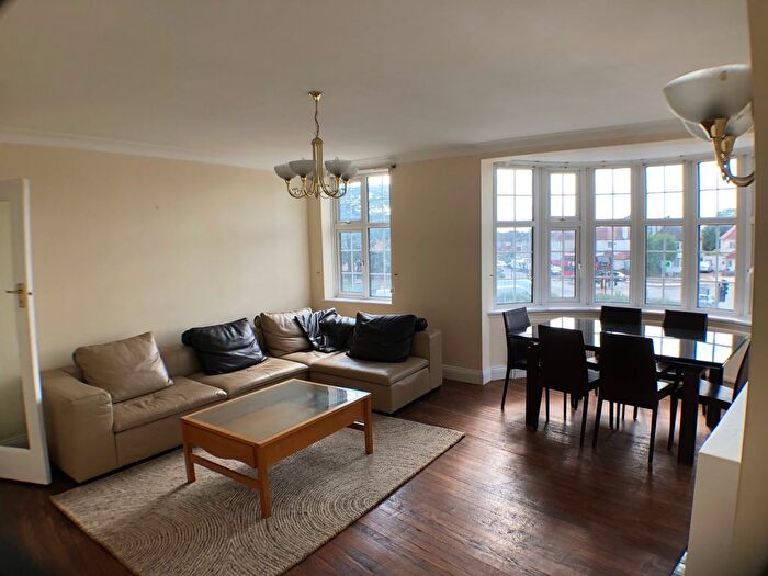 3 Bedroom Flat To Rent In The Burroughs, London, NW4
