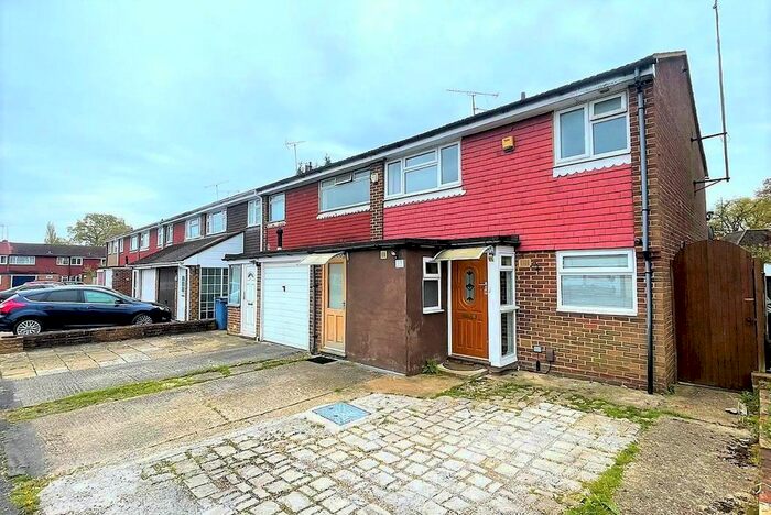 4 Bedroom Semi-Detached House To Rent In Cedar Avenue, Blackwater, GU17