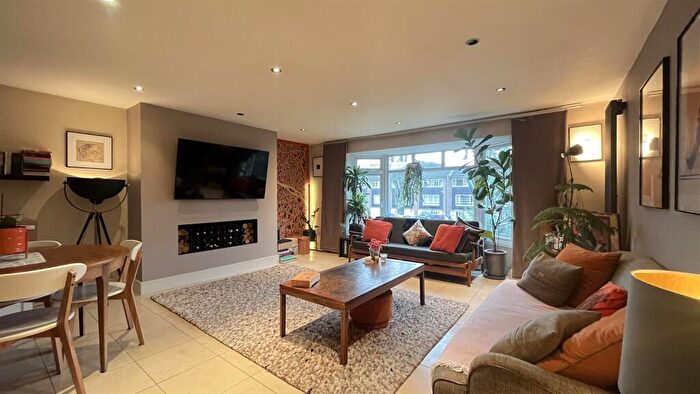 2 Bedroom Flat To Rent In Christchurch Park, Sutton, SM2