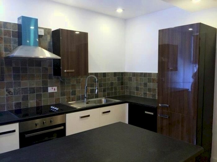 3 Bedroom Flat To Rent In Richmond Crescent, Roath, Cardiff, CF24