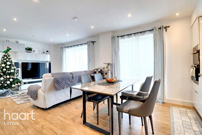 2 Bedroom Flat For Sale In Stirling Drive, Luton, LU2