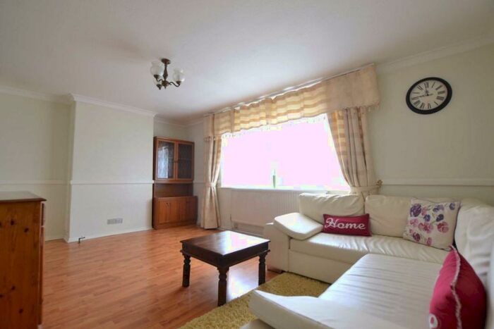 3 Bedroom Flat To Rent In Link Road, London, N11
