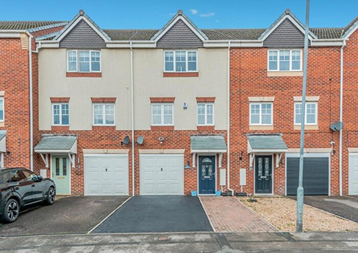 3 Bedroom Town House For Sale In Ringshaw Drive, Gomersal, Cleckheaton, BD19