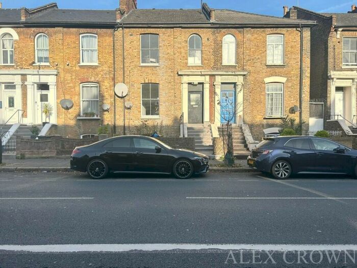 3 Bedroom Flat To Rent In Graham Road, Dalston, E8