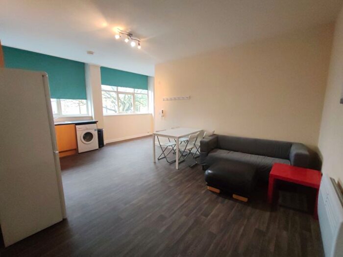 3 Bedroom Flat To Rent In Broad Lane, Huddersfield, HD5