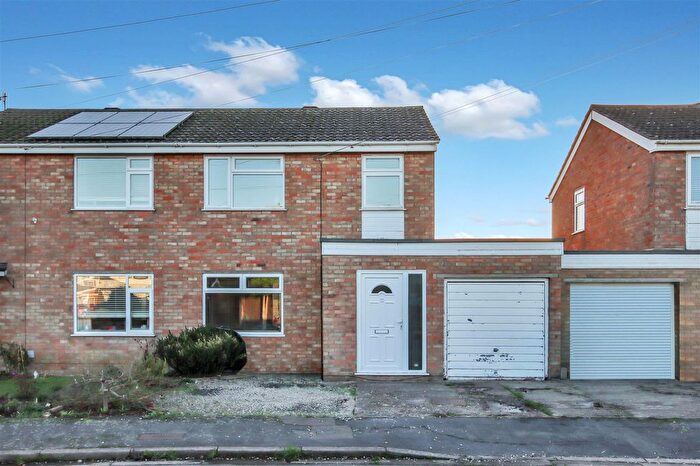 3 Bedroom Semi Detached House For Sale In Sylmond Gardens, Rushden, NN10