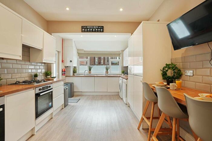 9 Bedroom End Of Terrace House To Rent In Larkdale Street, Nottingham, NG7