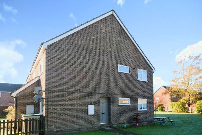 2 Bedroom Flat To Rent In Pynchbek, Thorley Park, CM23