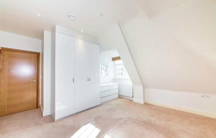 2 Bedroom Apartment To Rent In Beechcroft Avenue, Golders Green, London, NW11