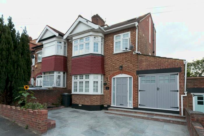 4 Bedroom Semi-Detached House To Rent In Carnanton Road, Walthamstow, E17