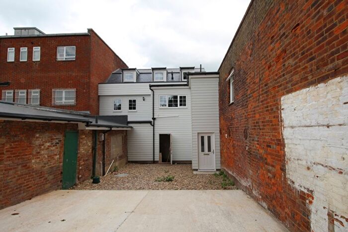 2 Bedroom Flat To Rent In High Street, Sittingbourne, Kent, ME10