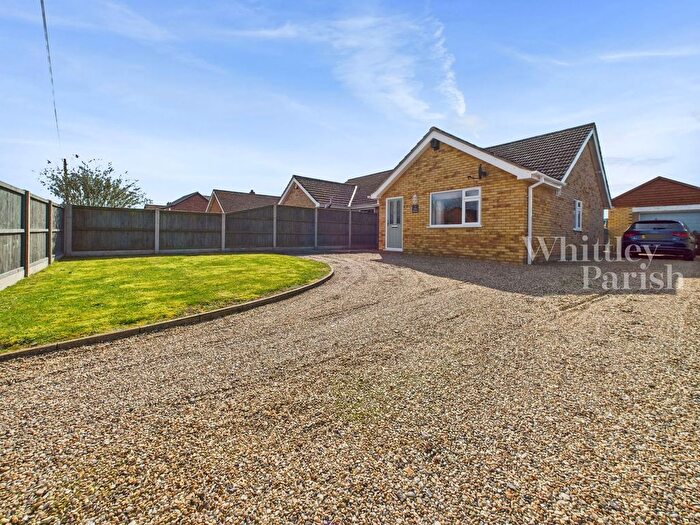 3 Bedroom Semi-Detached Bungalow For Sale In The Street, Tivetshall St. Mary, Norwich, NR15