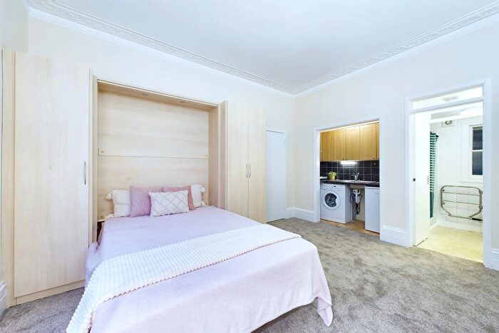 Apartment To Rent In Ifield Road, Chelsea, London, SW10
