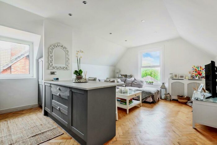 2 Bedroom Flat To Rent In Hayes Lane Bromley, BR2