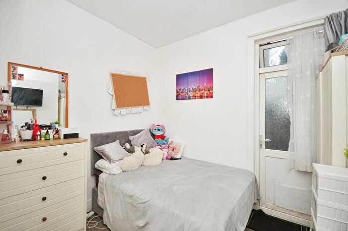 2 Bedroom Flat For Sale In Honley Road, London, SE6
