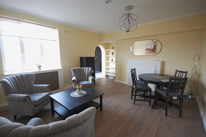 1 Bedroom Flat To Rent In Hammersmith Road, London, W6