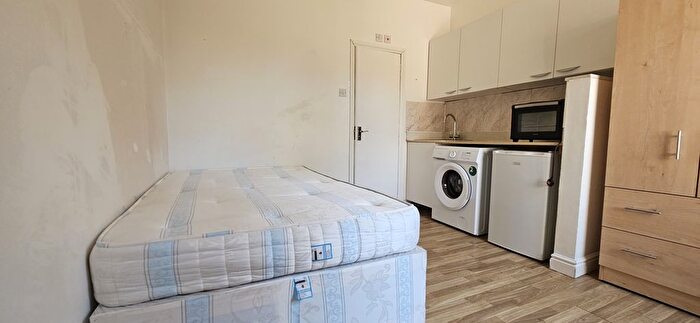 Studio To Rent In College Close, Edmonton, N18