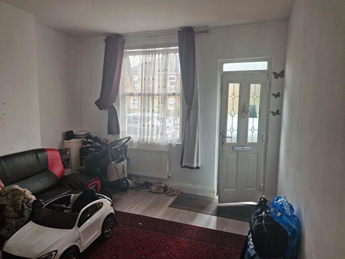 2 Bedroom Property To Rent In Tentelow Lane, Southall, UB2