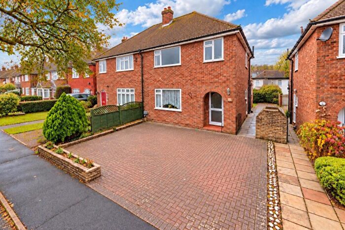 3 Bedroom Semi-Detached House For Sale In Woodland Drive, St. Albans, AL4