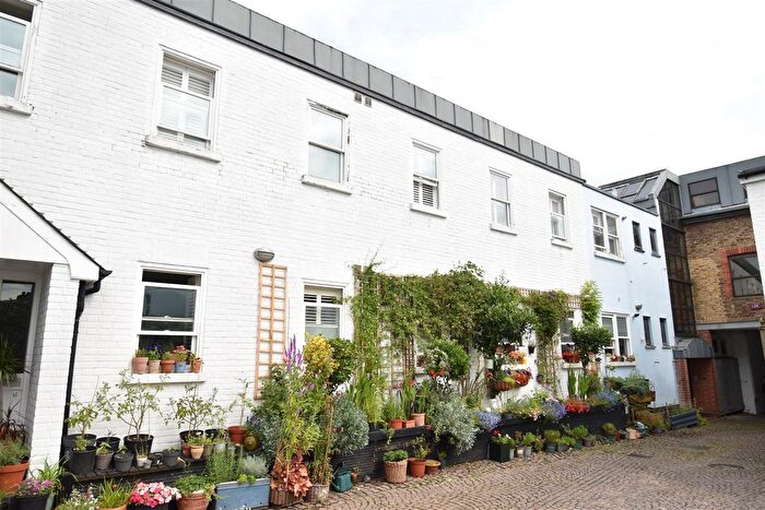 2 Bedroom Flat To Rent In Giggs Hill Road, Thames Ditton, KT7