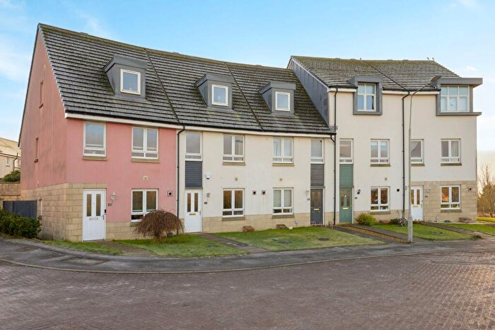 3 Bedroom Town House For Sale In Merlin Drive, Dunfermline, KY11