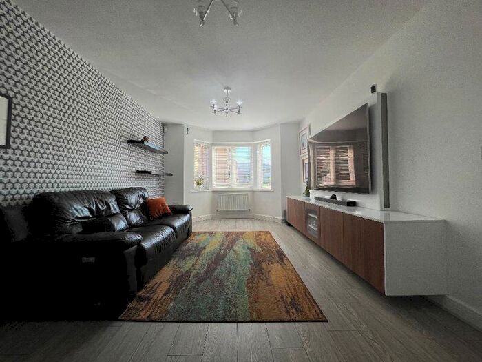 3 Bedroom Semi-Detached House To Rent In Litten Close, Slough, SL3