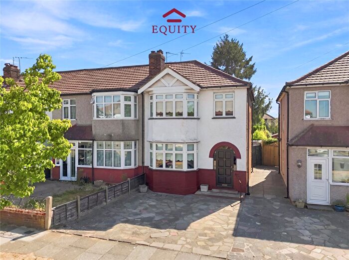 3 Bedroom End Of Terrace House For Sale In Buckingham Close, Enfield, EN1