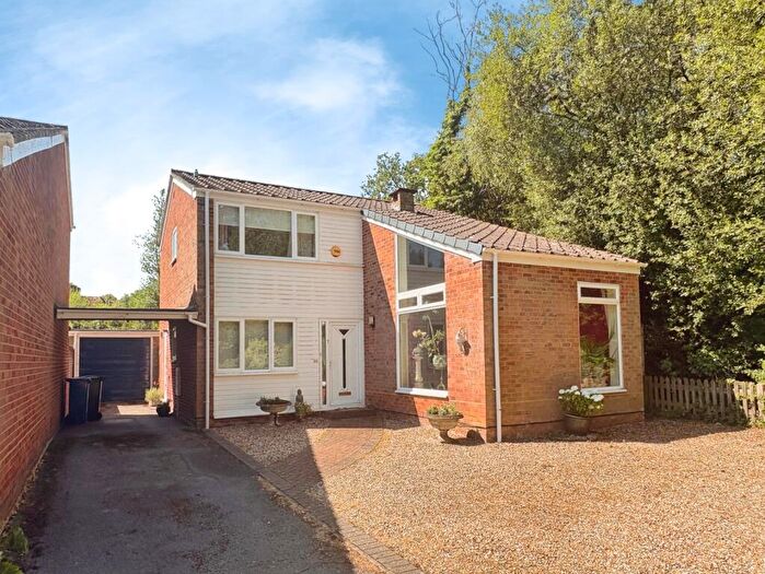 3 Bedroom Detached House For Sale In The Laburnums, Blackwater, Camberley, GU17