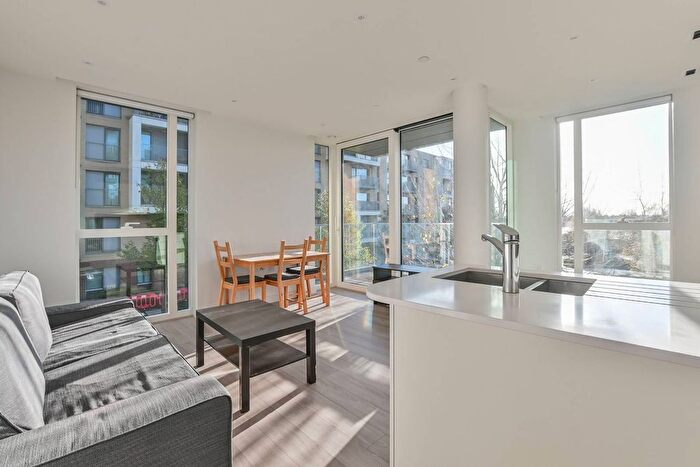 2 Bedroom Flat For Sale In Woodberry Down, Stoke Newington, London, N4