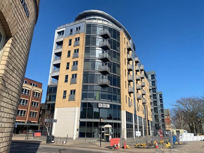 2 Bedroom Flat To Rent In Queens Court, HU1