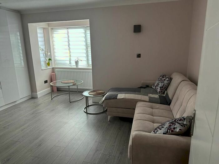 Studio To Rent In Oak Lane, Isleworth, TW7