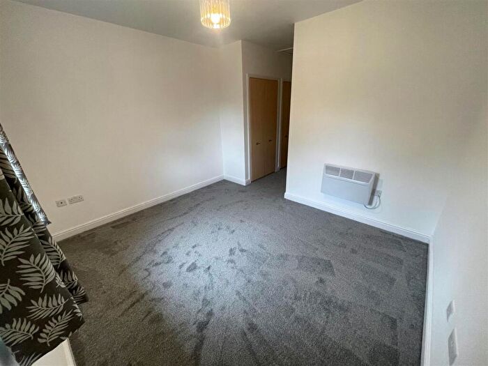 2 Bedroom Flat To Rent In Bickerton Court, Spital, CH63