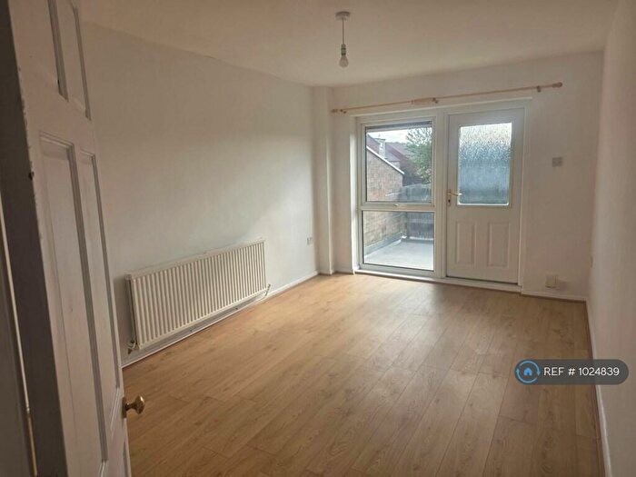 3 Bedroom Flat To Rent In Radstone Walk, Leicester, LE5