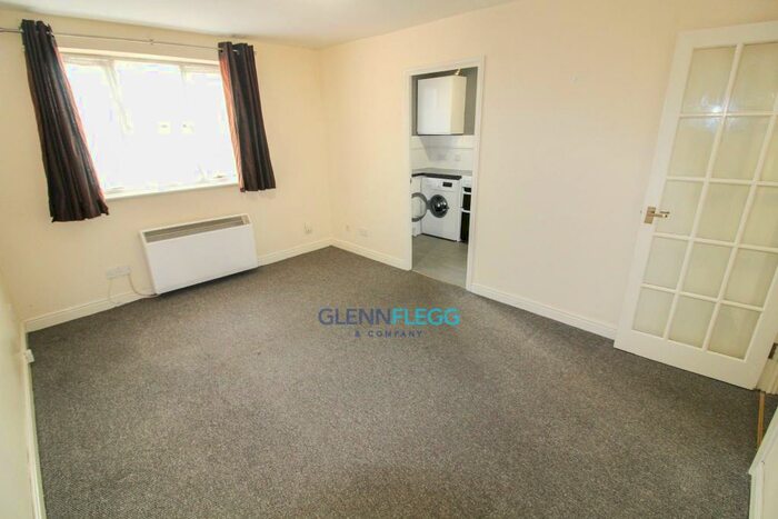1 Bedroom Ground Flat To Rent In Lovegrove Drive, Slough, SL2