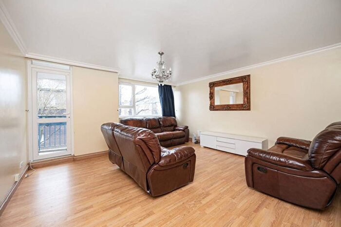 3 Bedroom Maisonette To Rent In Richmond Road, Hackney, London, E8