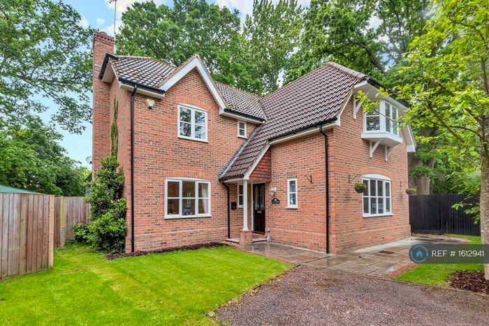5 Bedroom Detached House To Rent In Broome Close, Yateley, GU46