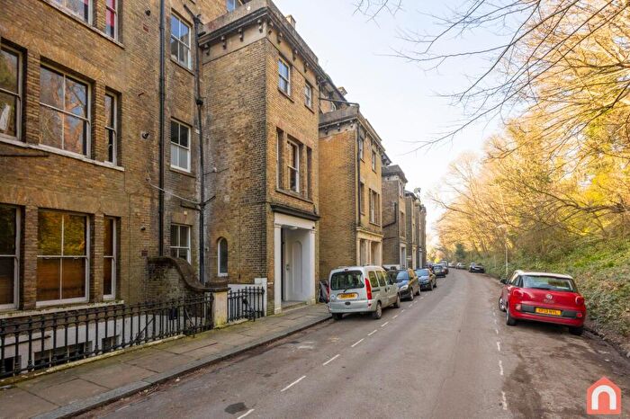 2 Bedroom Flat For Sale In Top Floor Flat, Victoria Park, CT16