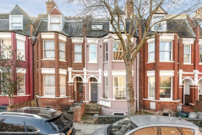 2 Bedroom Flat For Sale In Birnam Road, London, N4