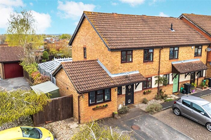 3 Bedroom End Of Terrace House For Sale In Coleridge Close, Twyford, Berkshire, RG10