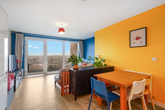 2 Bedroom Flat To Rent In Pump Lane, Hayes, UB3