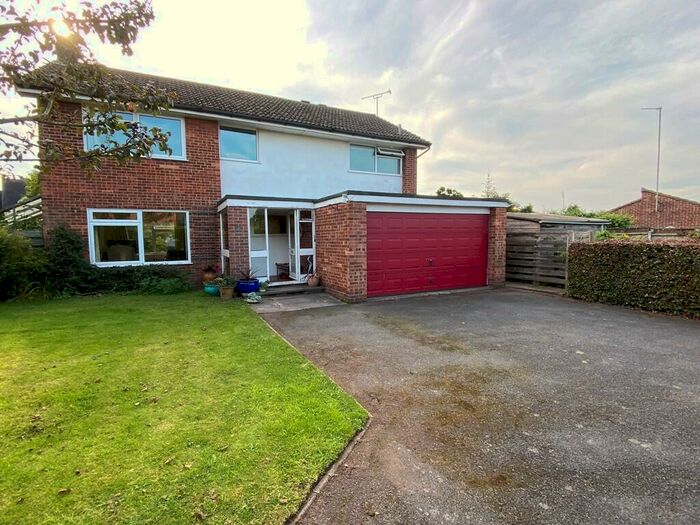 4 Bedroom Detached House For Sale In Hollies Close, Newton Solney, DE15