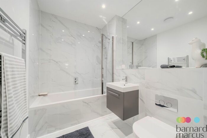 3 Bedroom Terraced House For Sale In Oak Grove, Muswell Hill, London, N10