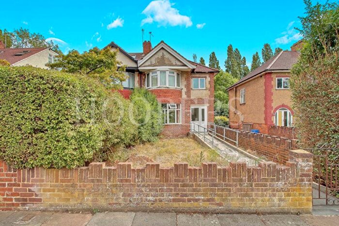 3 Bedroom Semi-Detached House For Sale In Birchen Grove, London, NW9