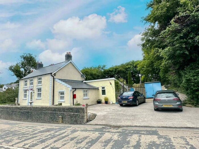 2 Bedroom Detached House For Sale In Cwmsychpant, Llanybydder, SA40