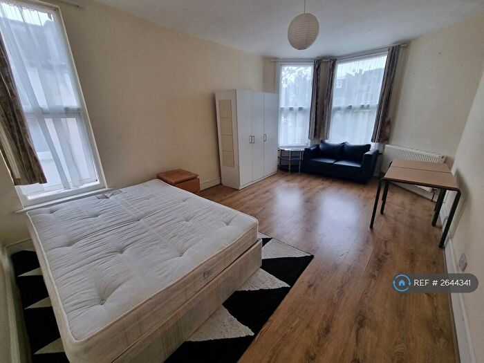 4 Bedroom Semi-Detached House To Rent In Sylvan Avenue, London, N22